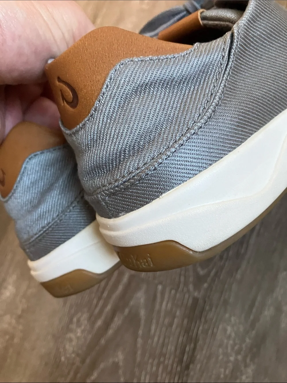 OluKai Lae'ahi Li    Gray Lace-Up Sneakers with Tan Accent